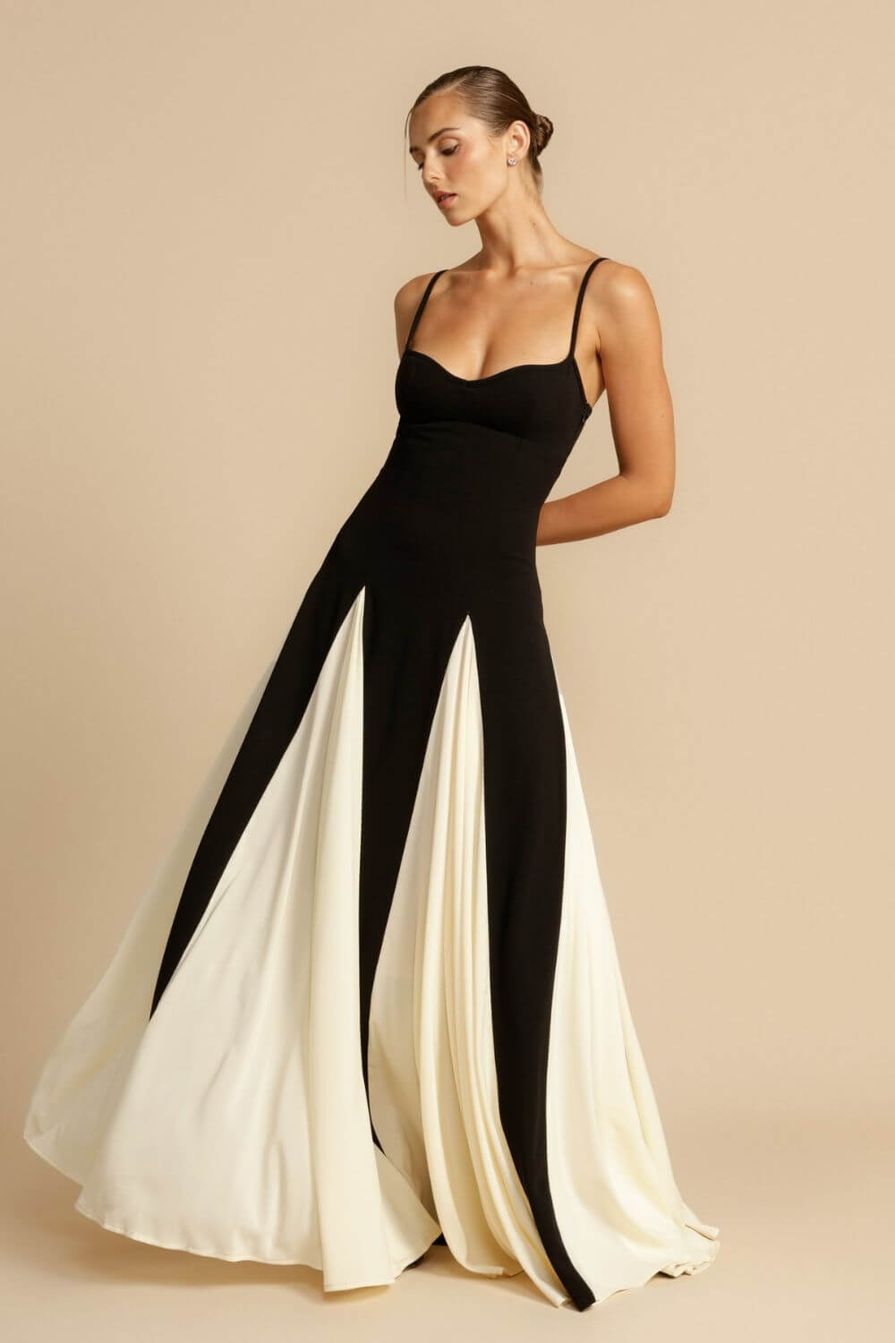Romana | Vestido Longo Preto e Off-White com Painéis e Alça Ajustável
