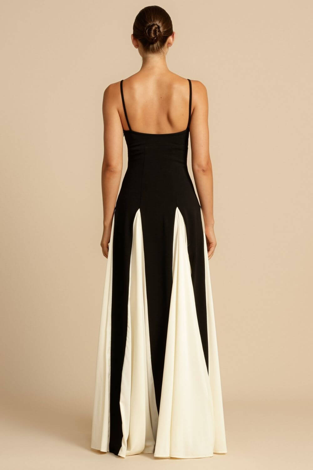 Romana | Vestido Longo Preto e Off-White com Painéis e Alça Ajustável